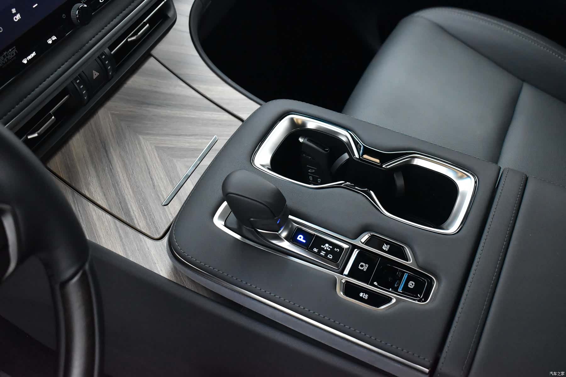Lexus LM, 2026 12