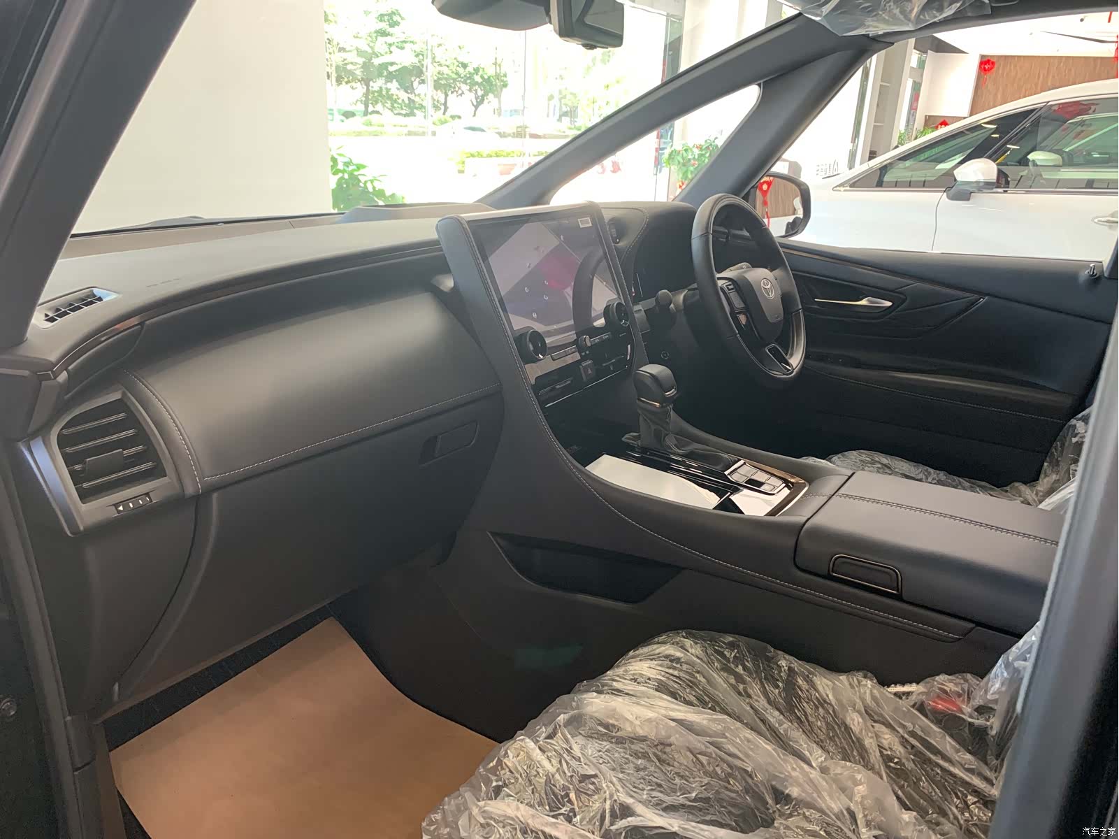 Toyota Alphard, 2025 6