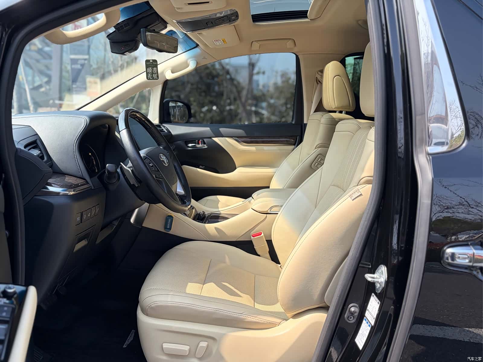Toyota Alphard, 2022 все фото