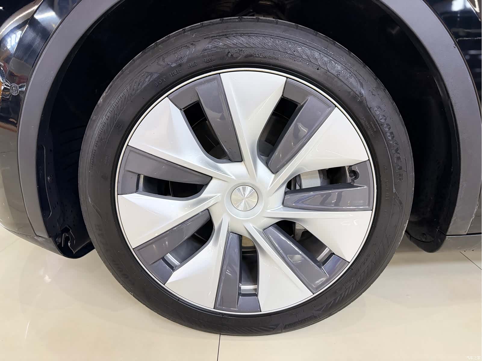 Tesla Model Y, 2023 4