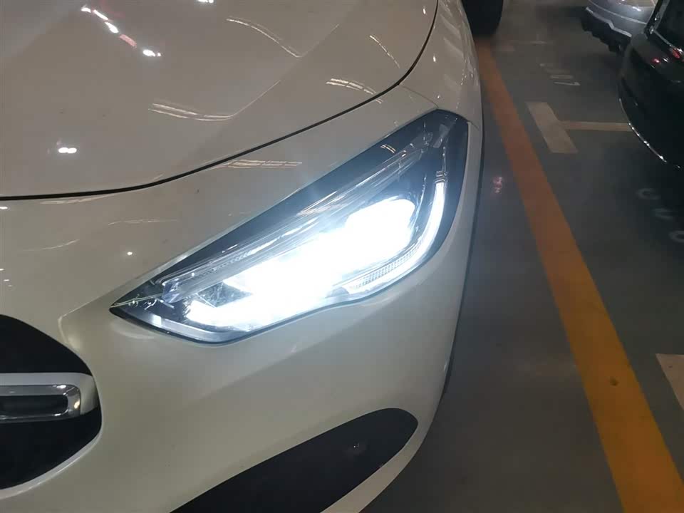 Mercedes-Benz GLA Mercedes-Benz GLA