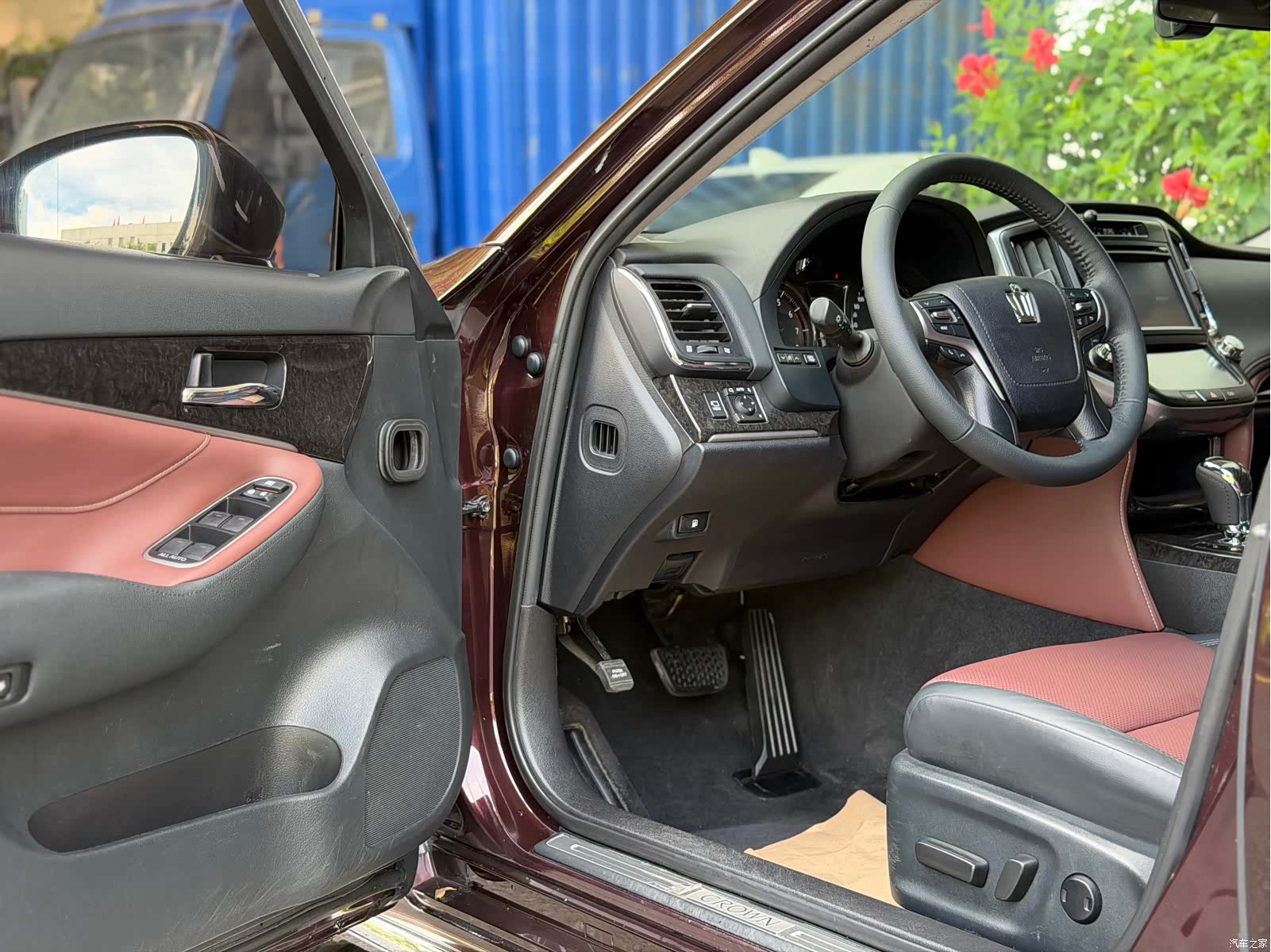 Toyota Crown, 2018 все фото