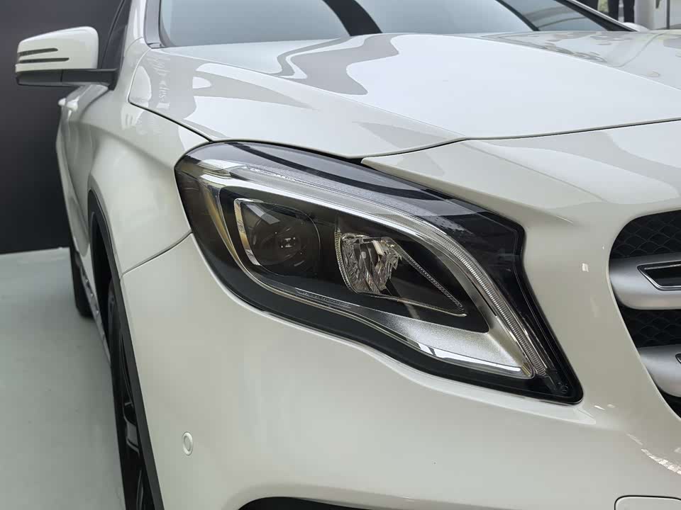 Mercedes-Benz GLA Mercedes-Benz GLA