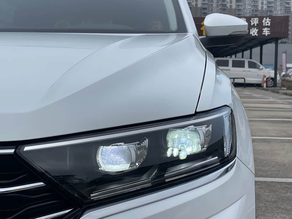 Volkswagen T-ROC exploring Songs