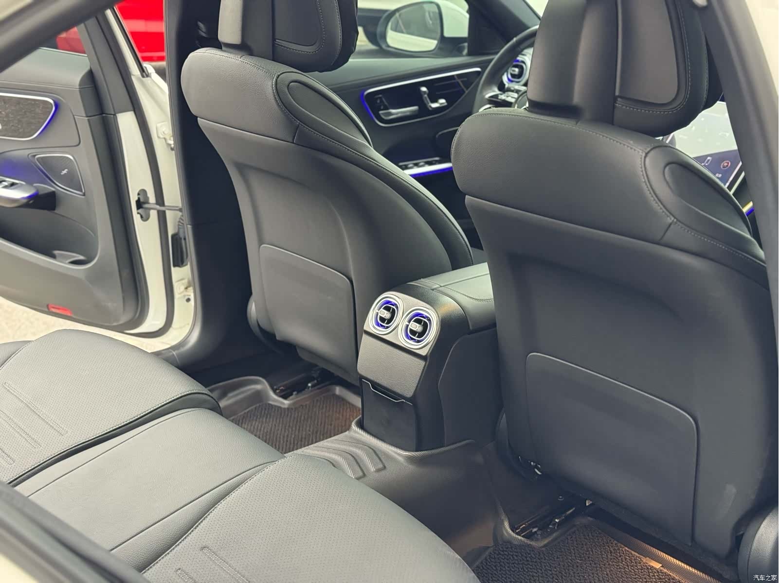 Mercedes-Benz C-Class, 2024 33