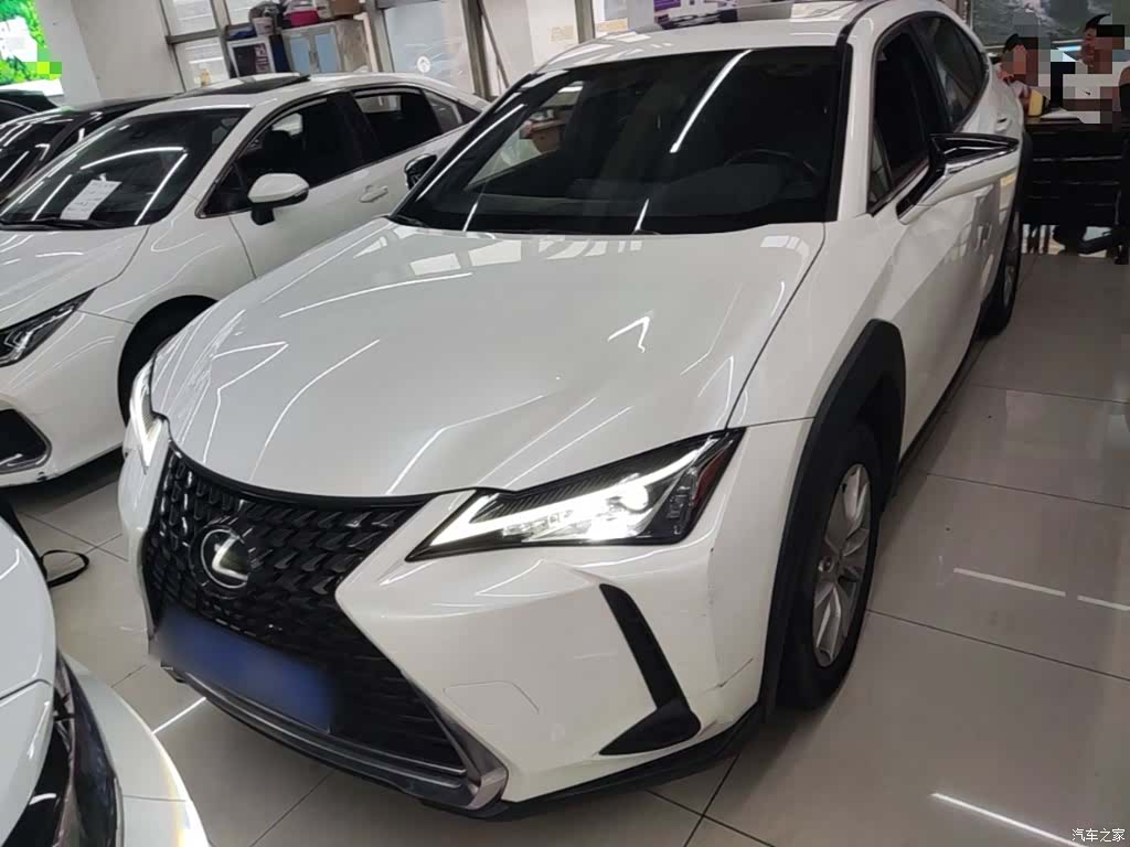 Lexus UX, 2021 3