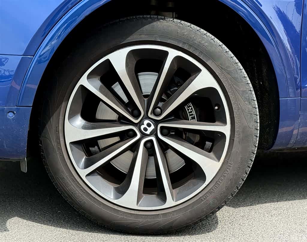 Bentley Bentayga, 2018 24