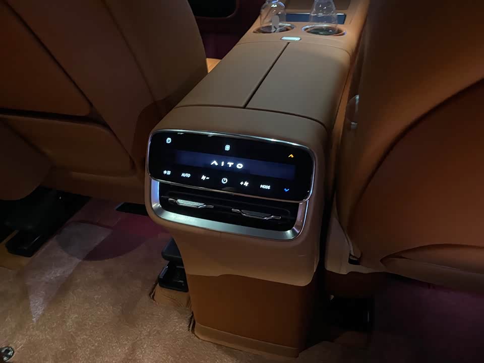 AITO Ask the world M8