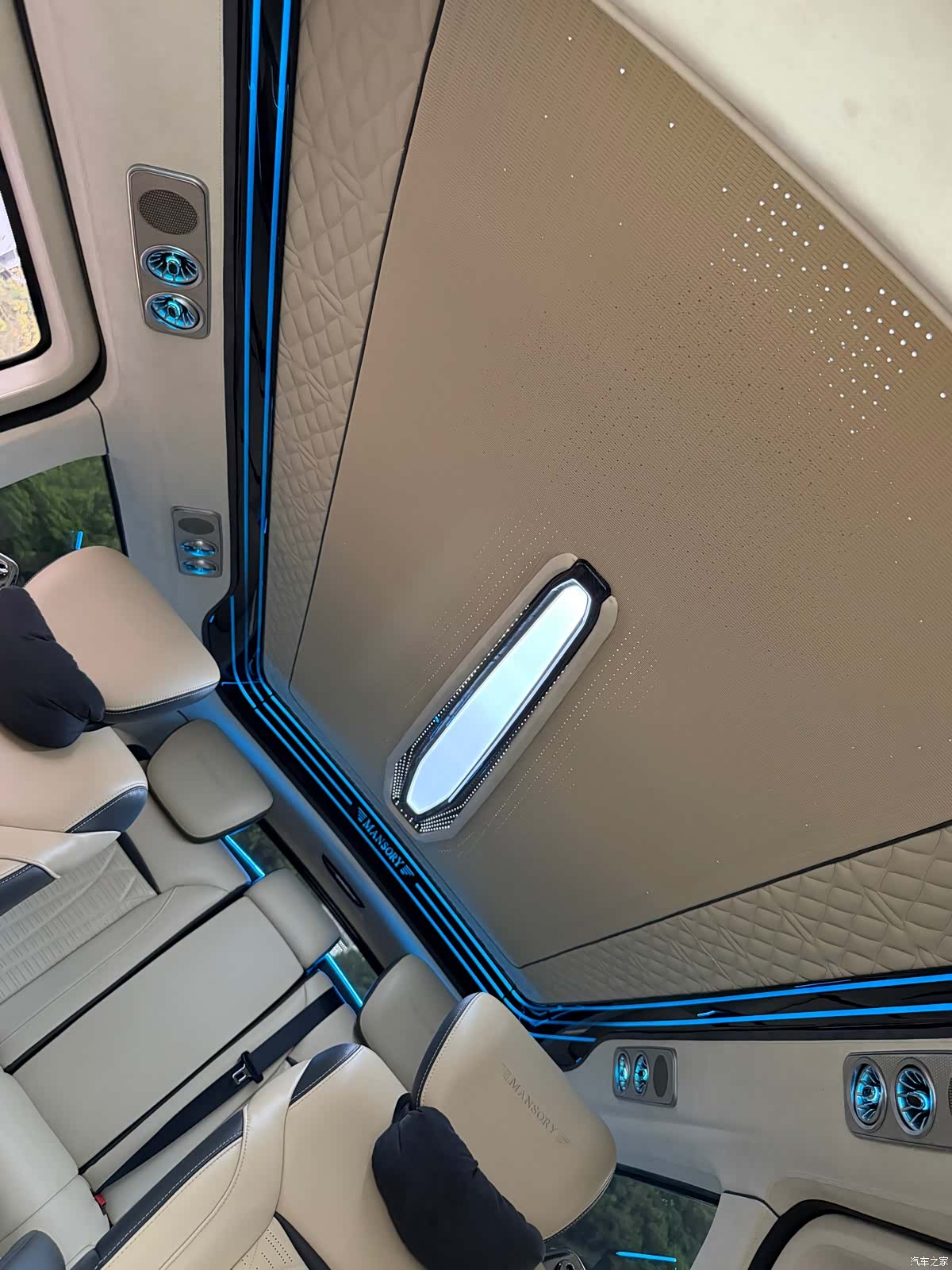 Mercedes-Benz V-Class, 2024 19