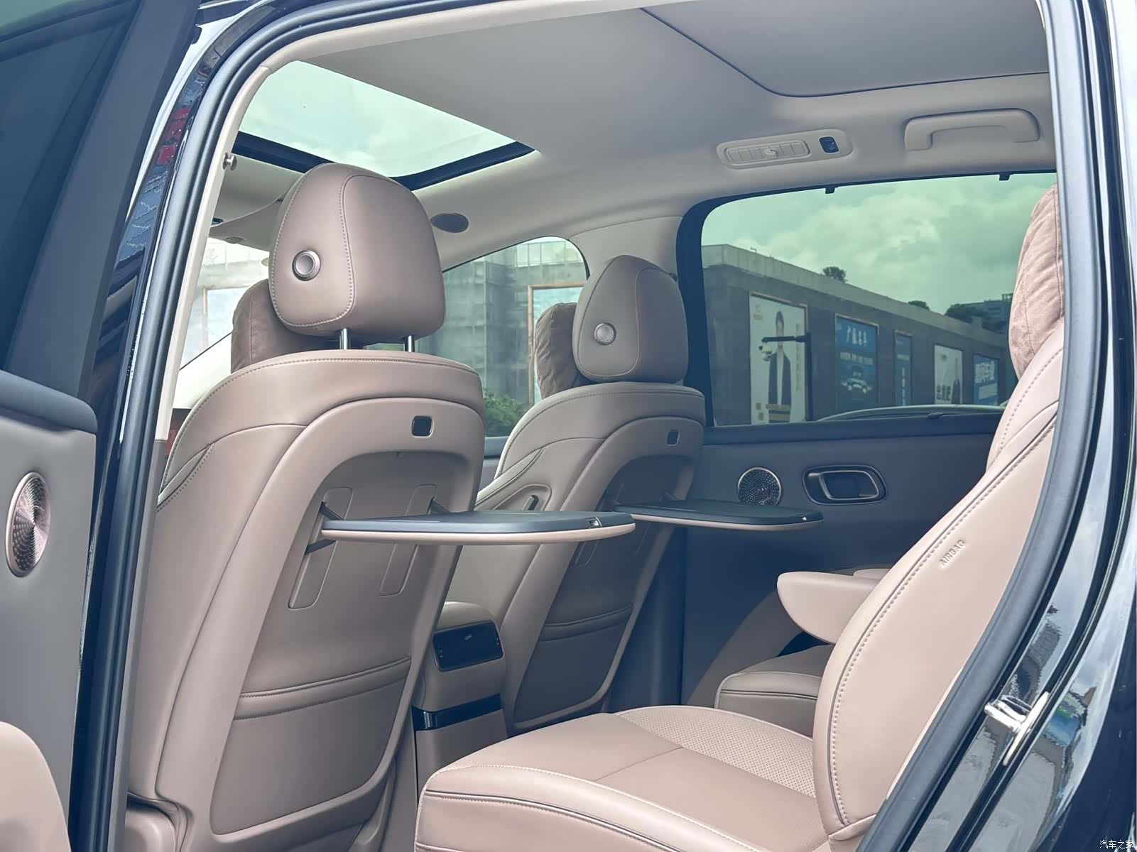Li Auto i8, 2025 12