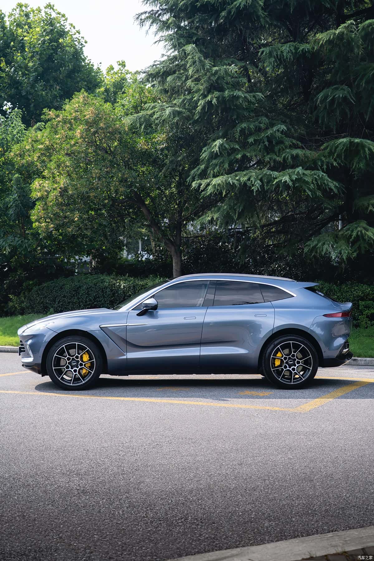 Aston Martin DBX, 2022 4