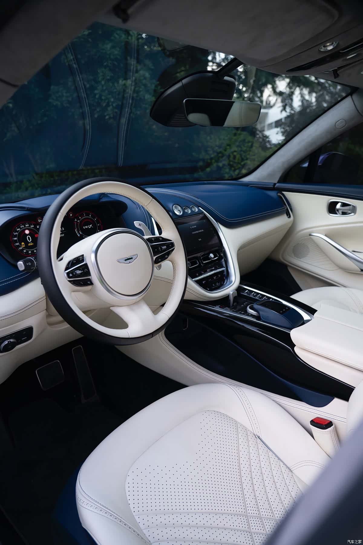 Aston Martin DBX, 2022 7