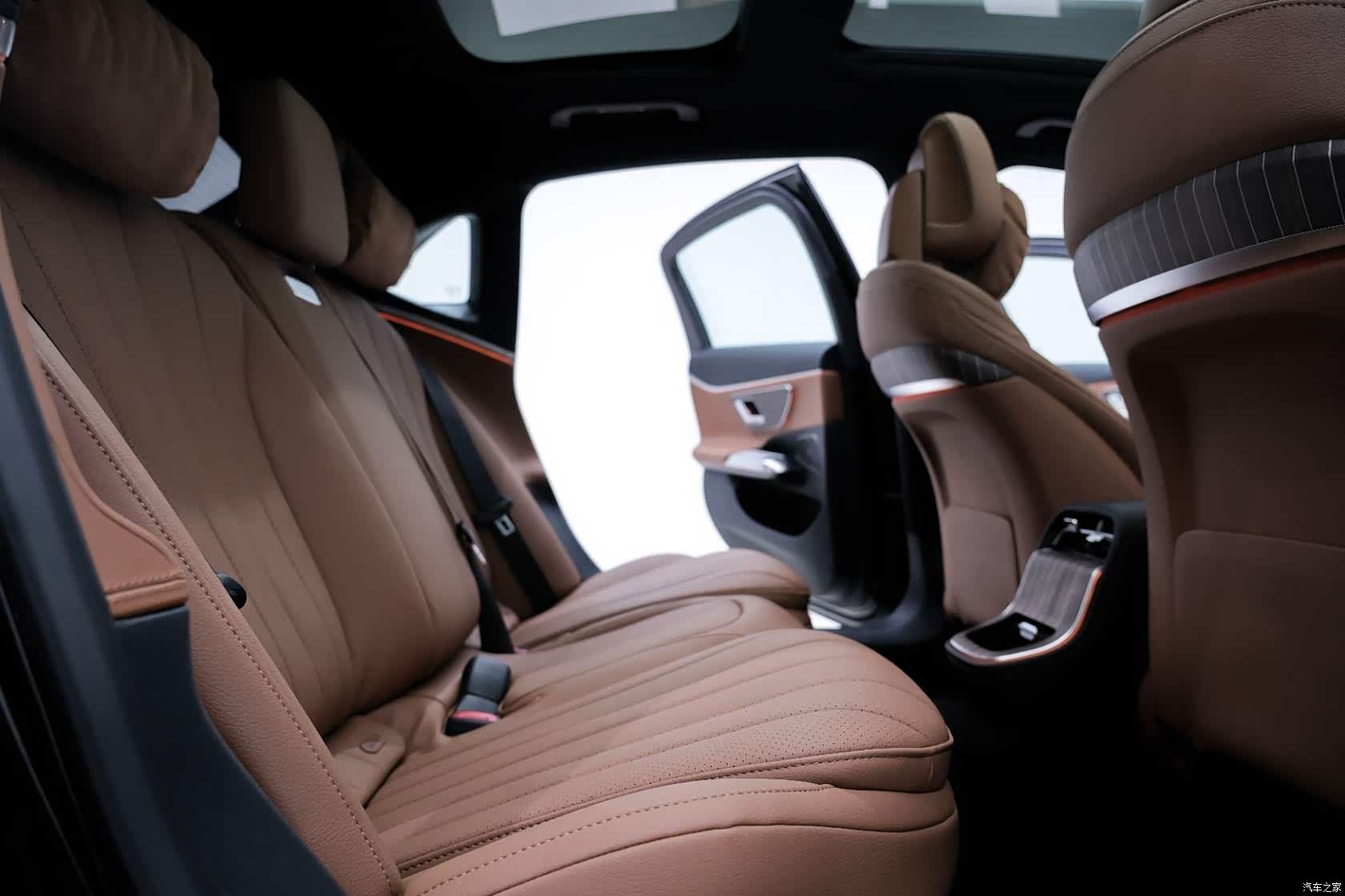 Mercedes-Benz E-Class, 2025 21