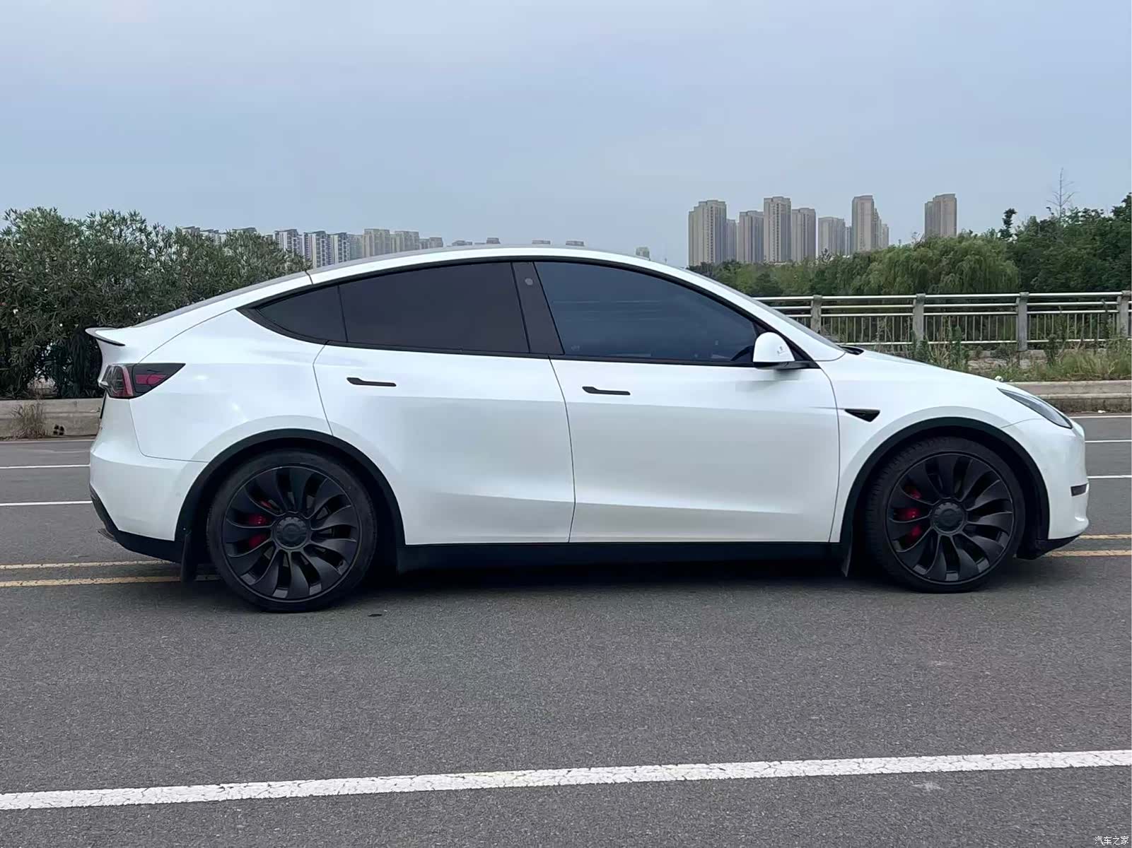 Tesla Model Y, 2023 4