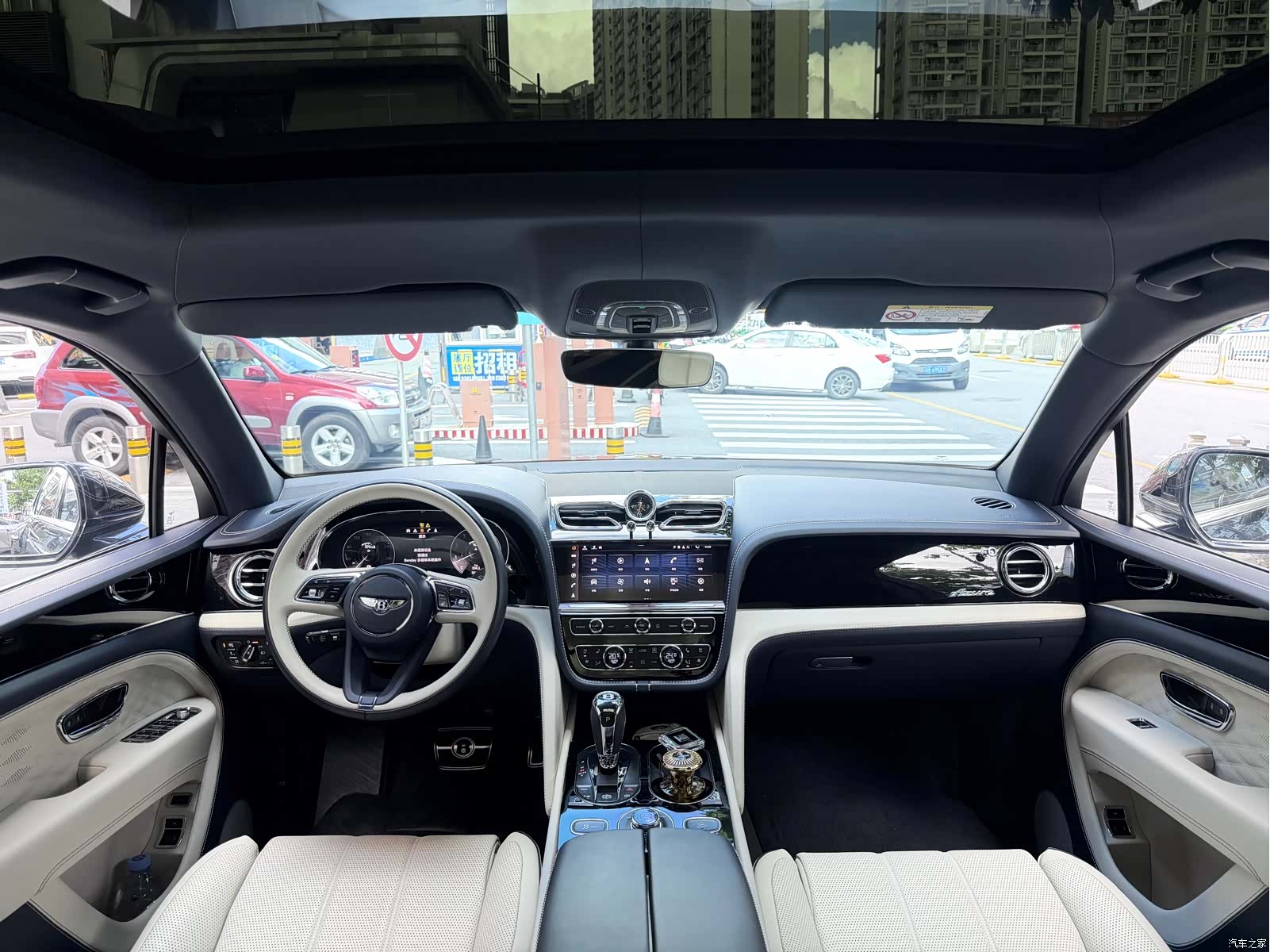 Bentley Bentayga, 2023 12