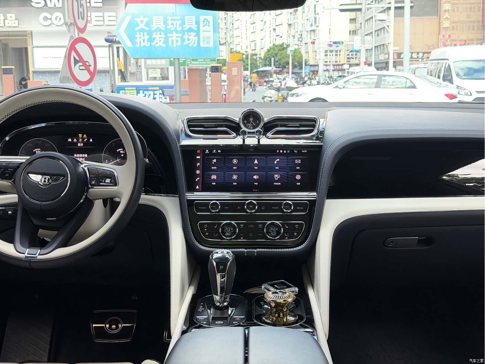 Bentley Bentayga, 2023 15