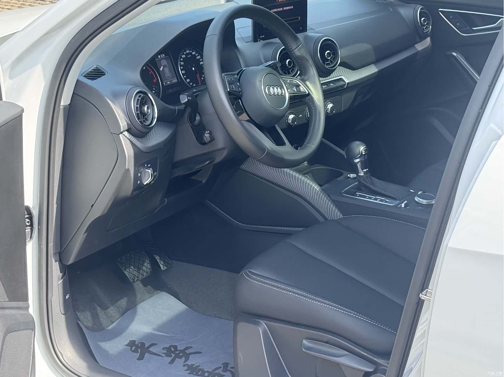 Audi Q2L, 2019 11