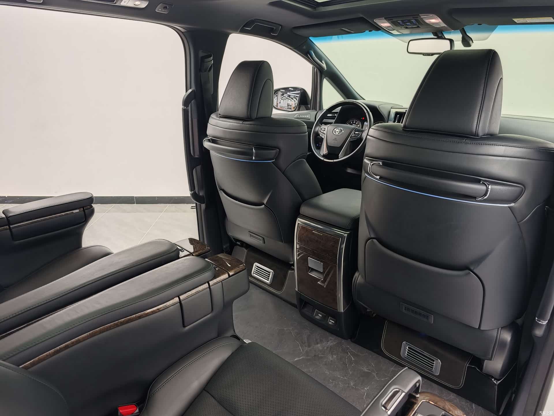 Toyota Alphard, 2018 11