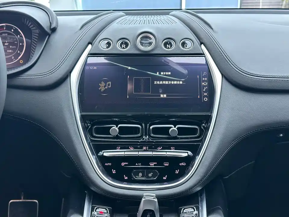 Aston Martin DBX Aston Martin DBX