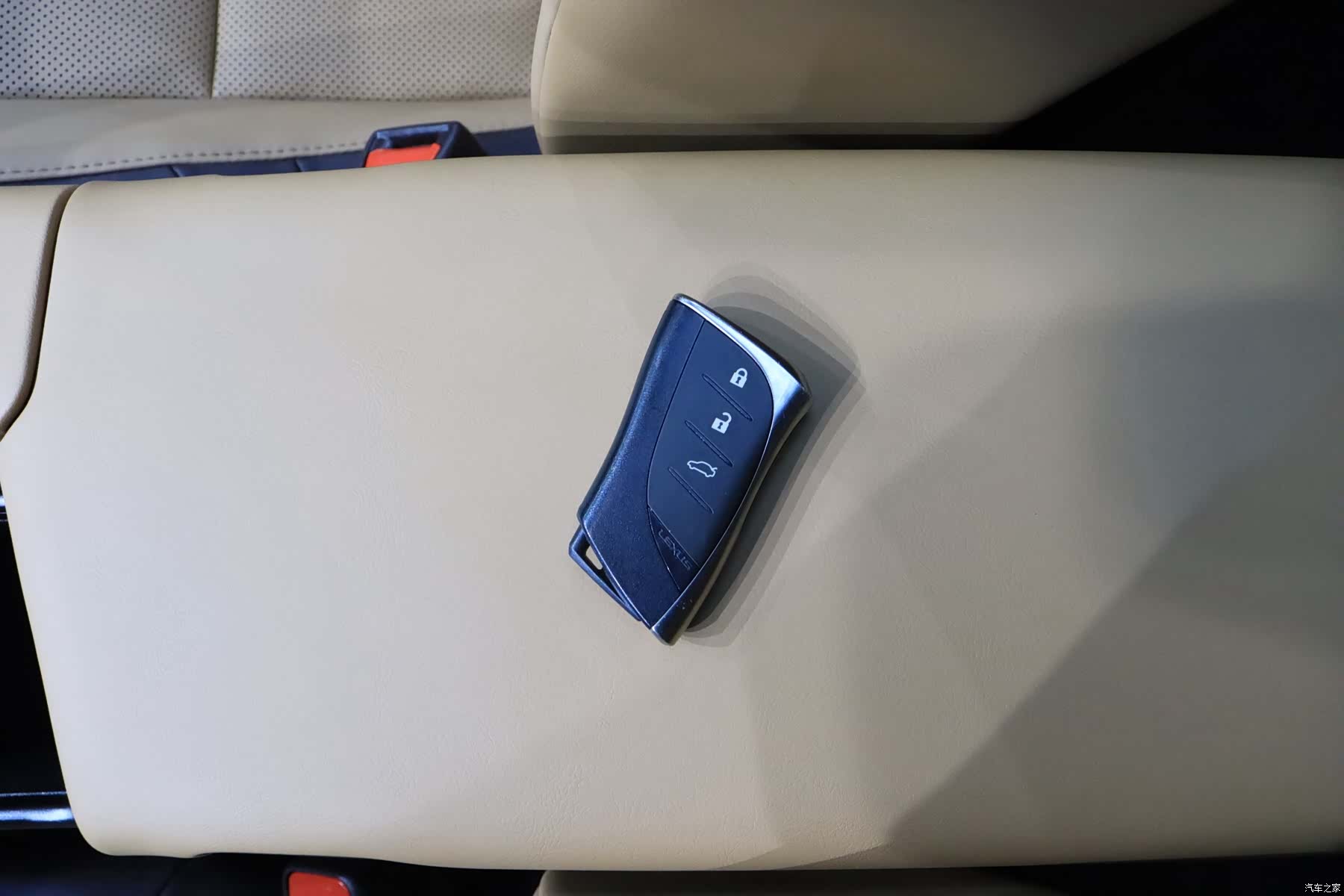 Lexus ES, 2019 12