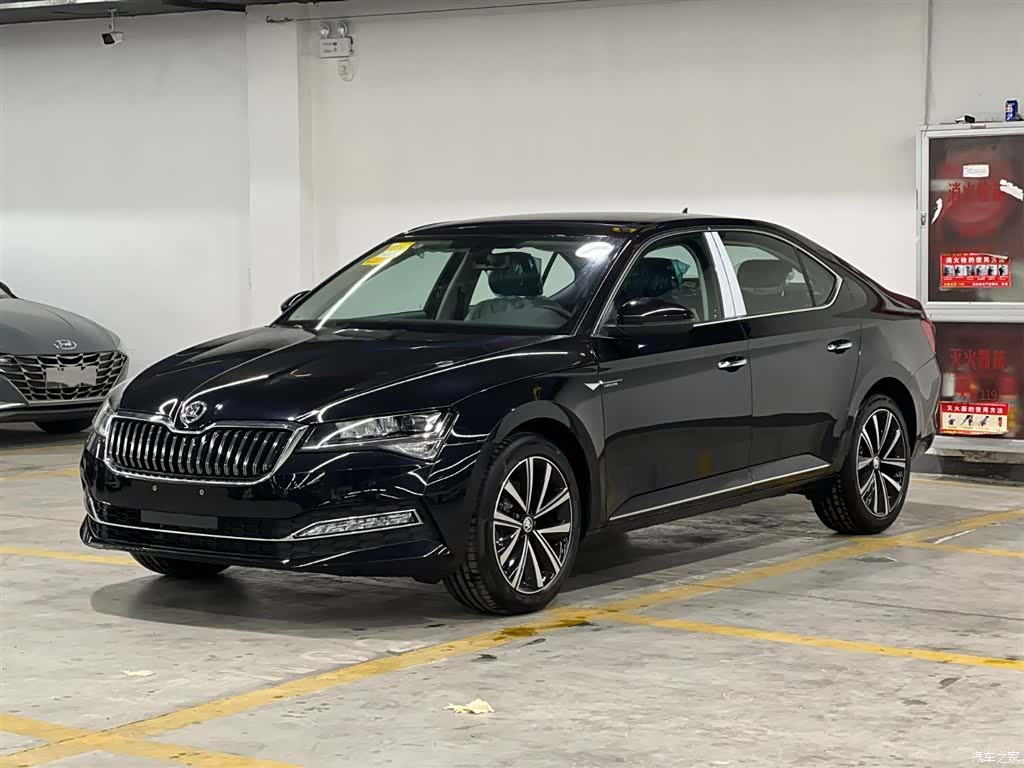 Skoda Superb, 2025 1