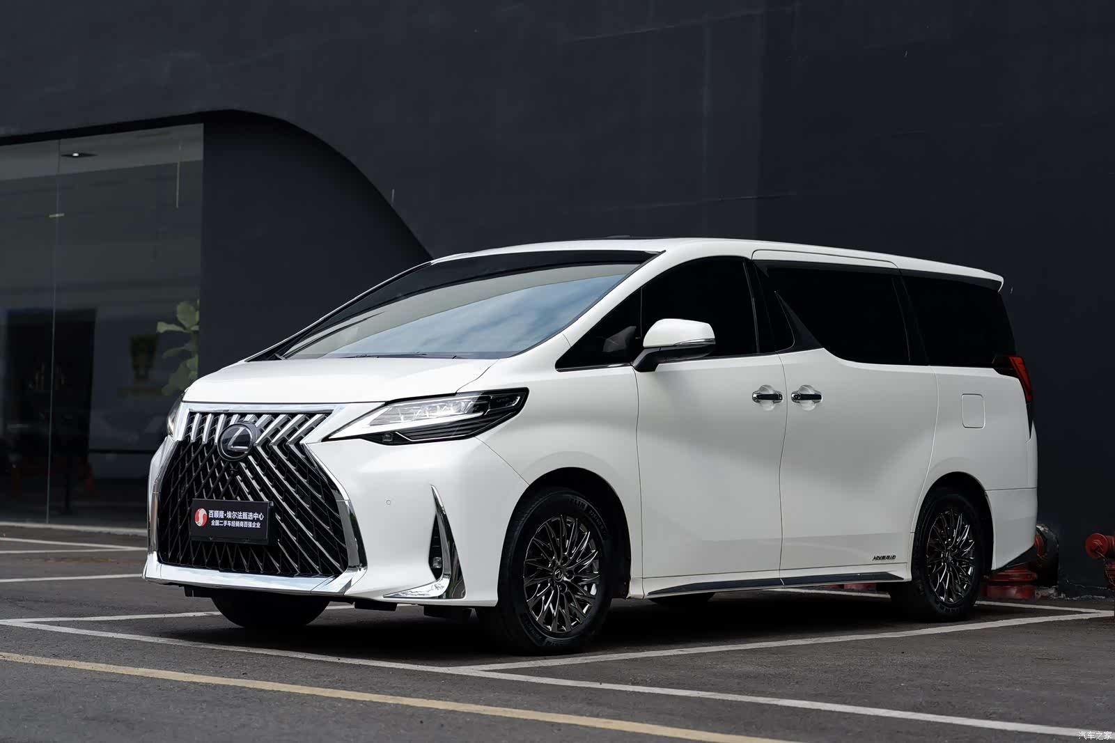 Lexus LM, 2022 1