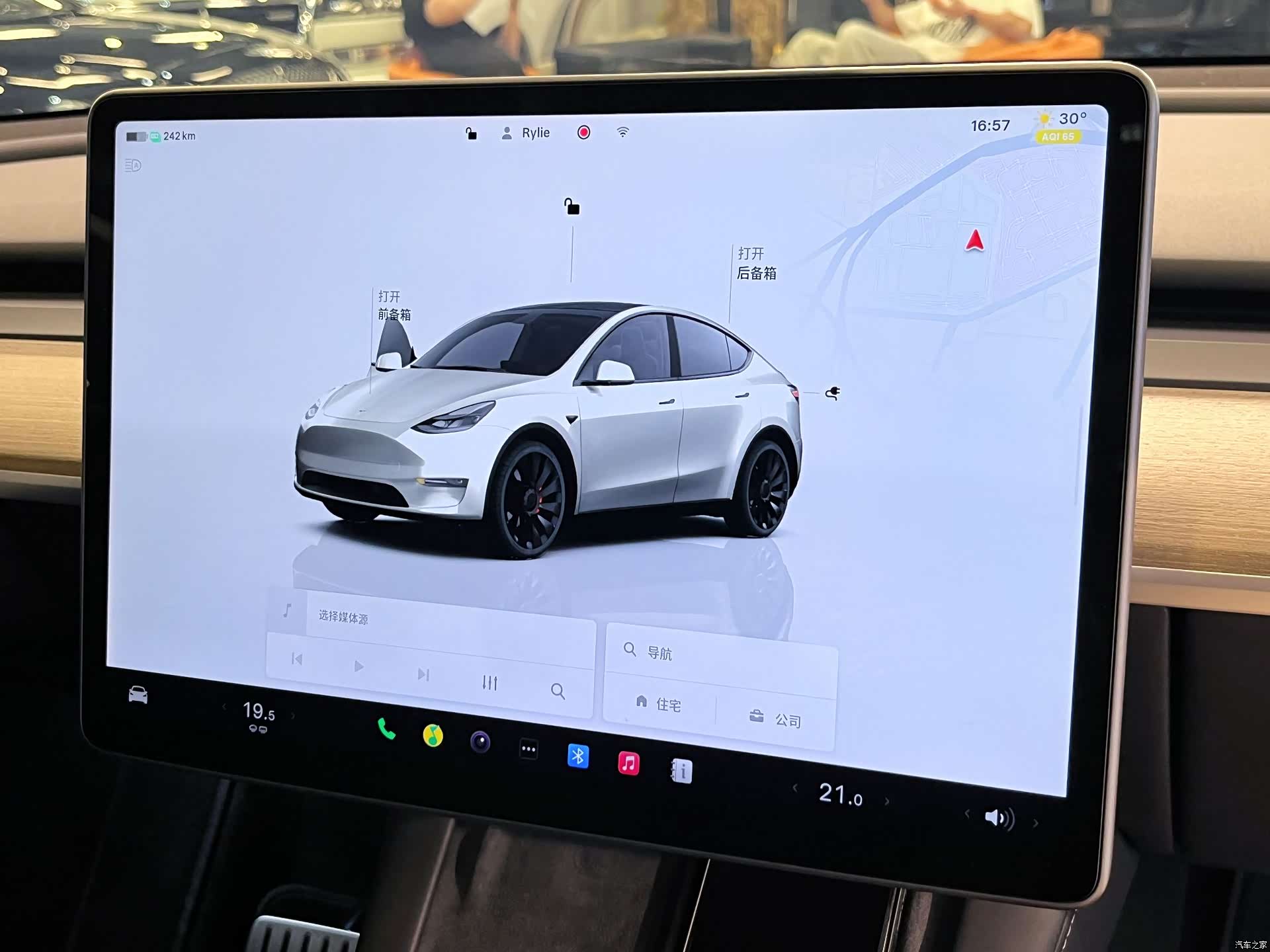 Tesla Model Y, 2023 17
