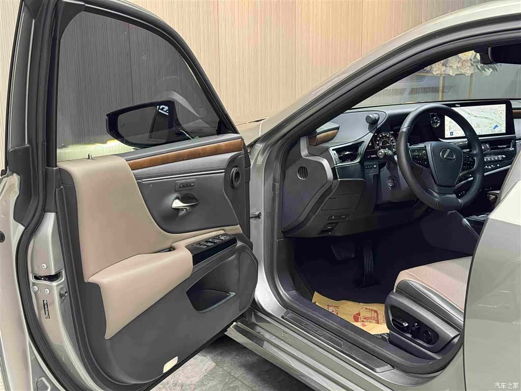 Lexus ES, 2024 4