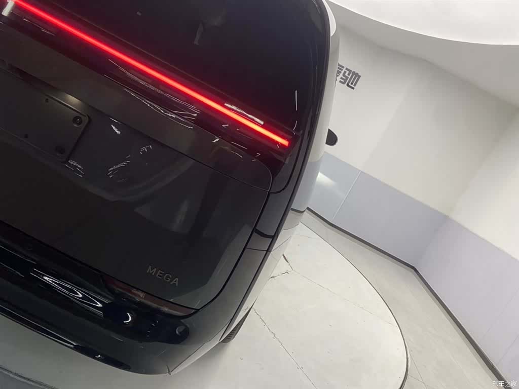 Li Auto MEGA, 2025 10
