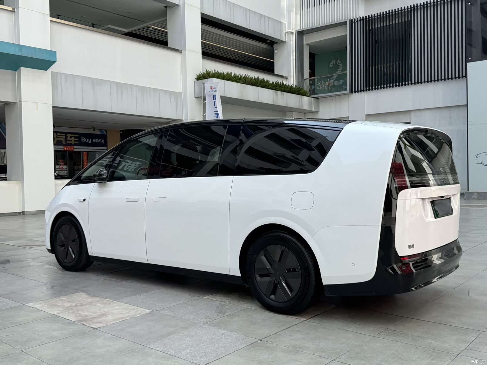 Li Auto MEGA, 2025 8