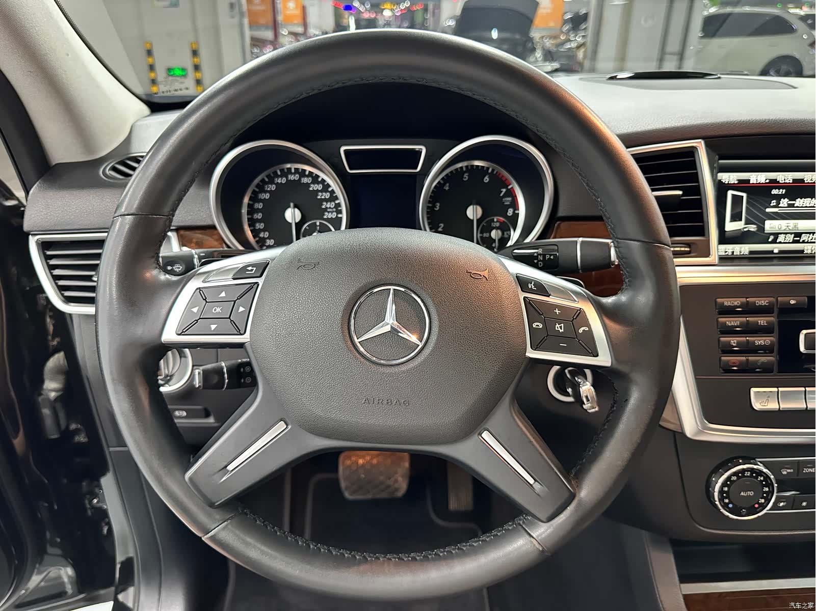 Mercedes-Benz M-Class, 2015 14