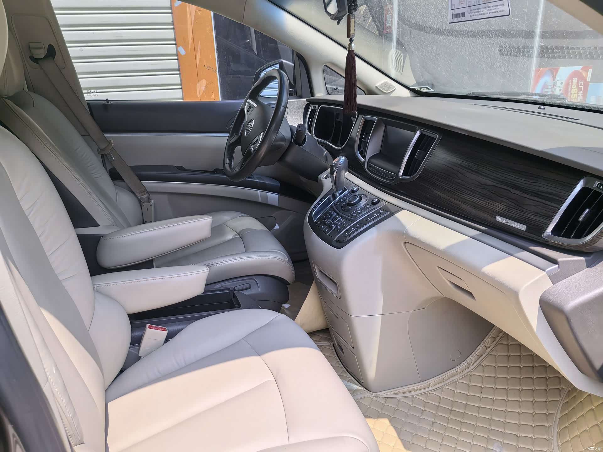 Buick GL8, 2011 4