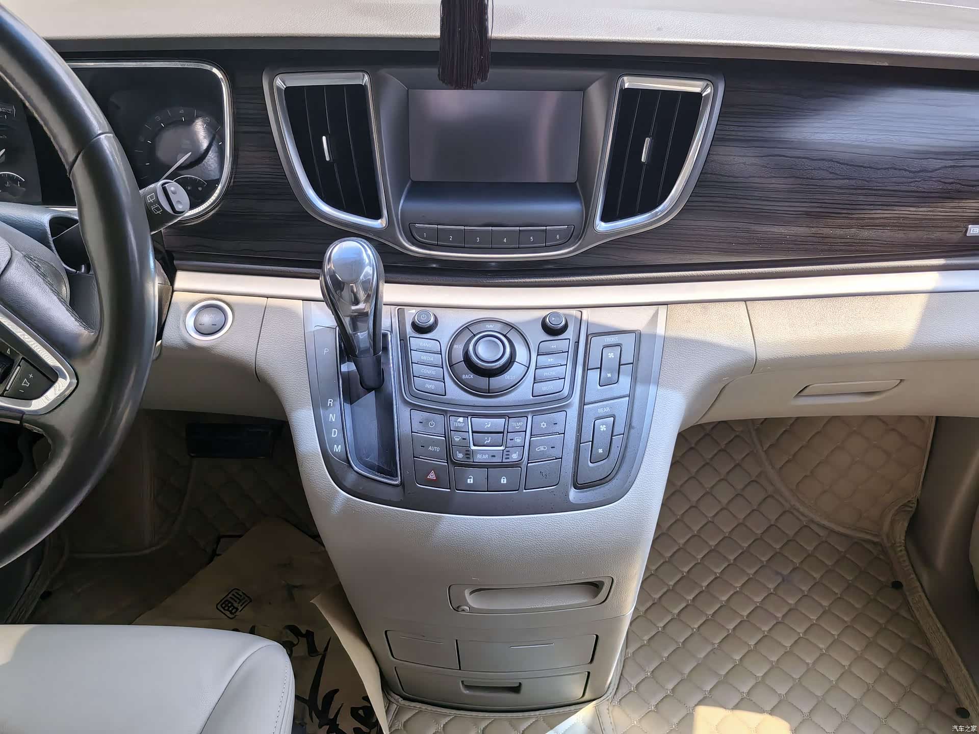 Buick GL8, 2011 6
