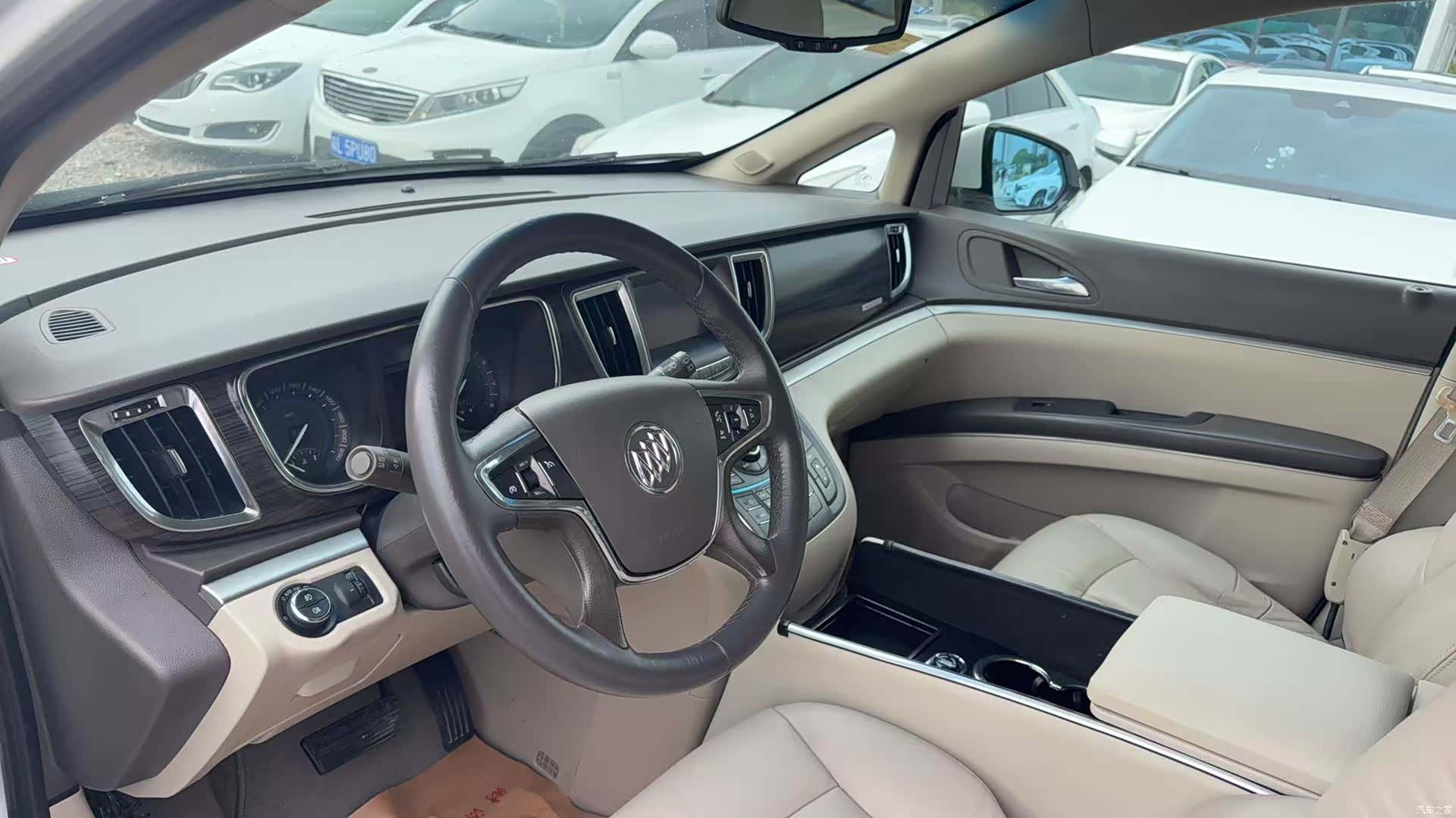 Buick GL8, 2011 3