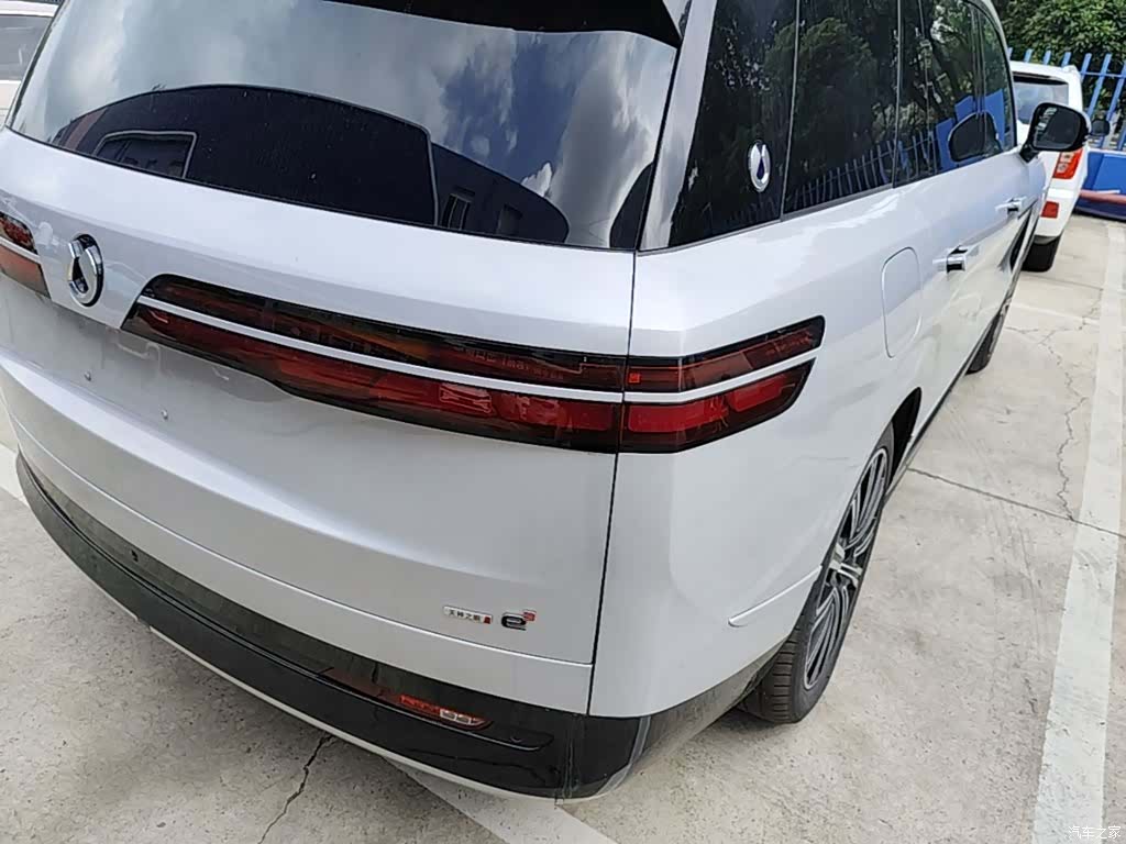 Denza N9, 2025 8