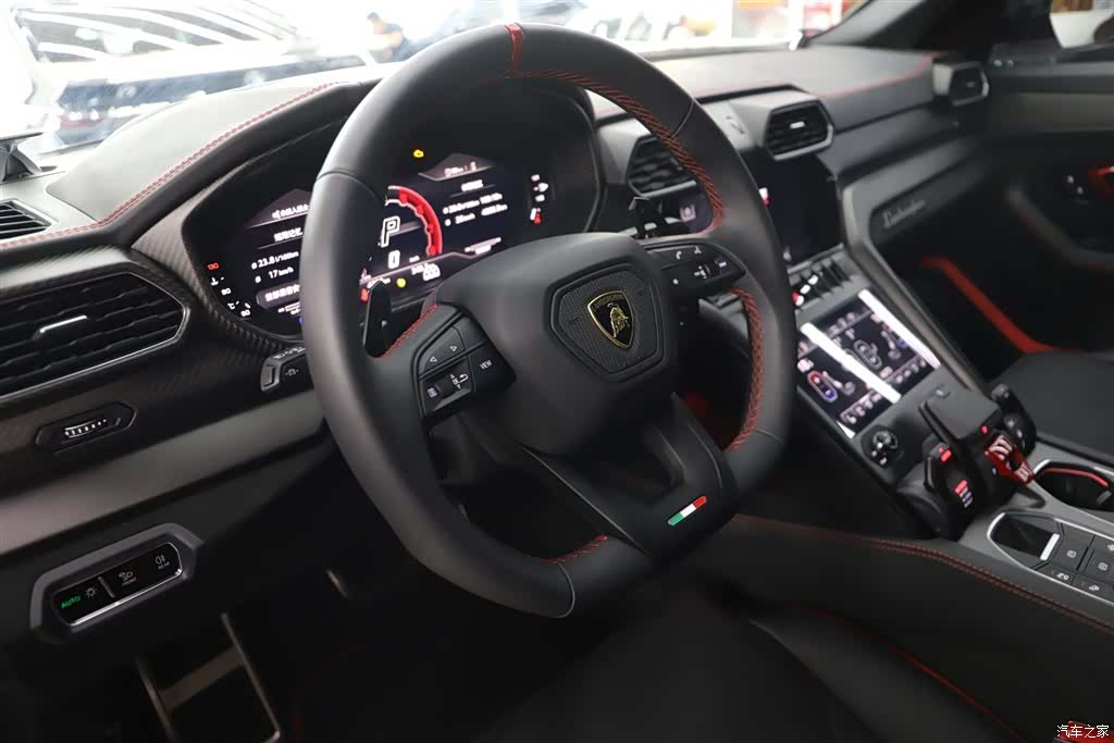 Lamborghini Urus, 2024 14
