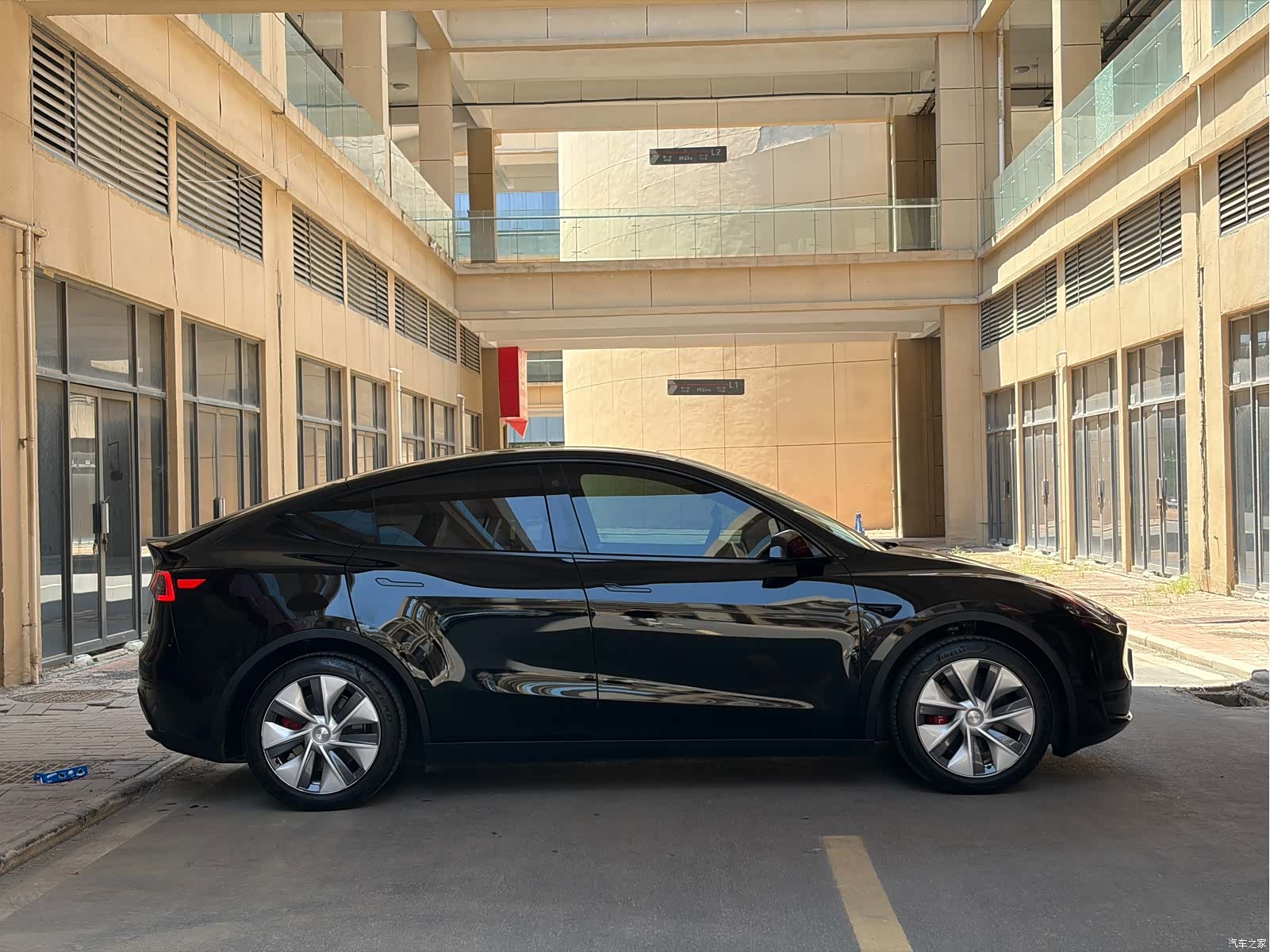 Tesla Model Y, 2023 18