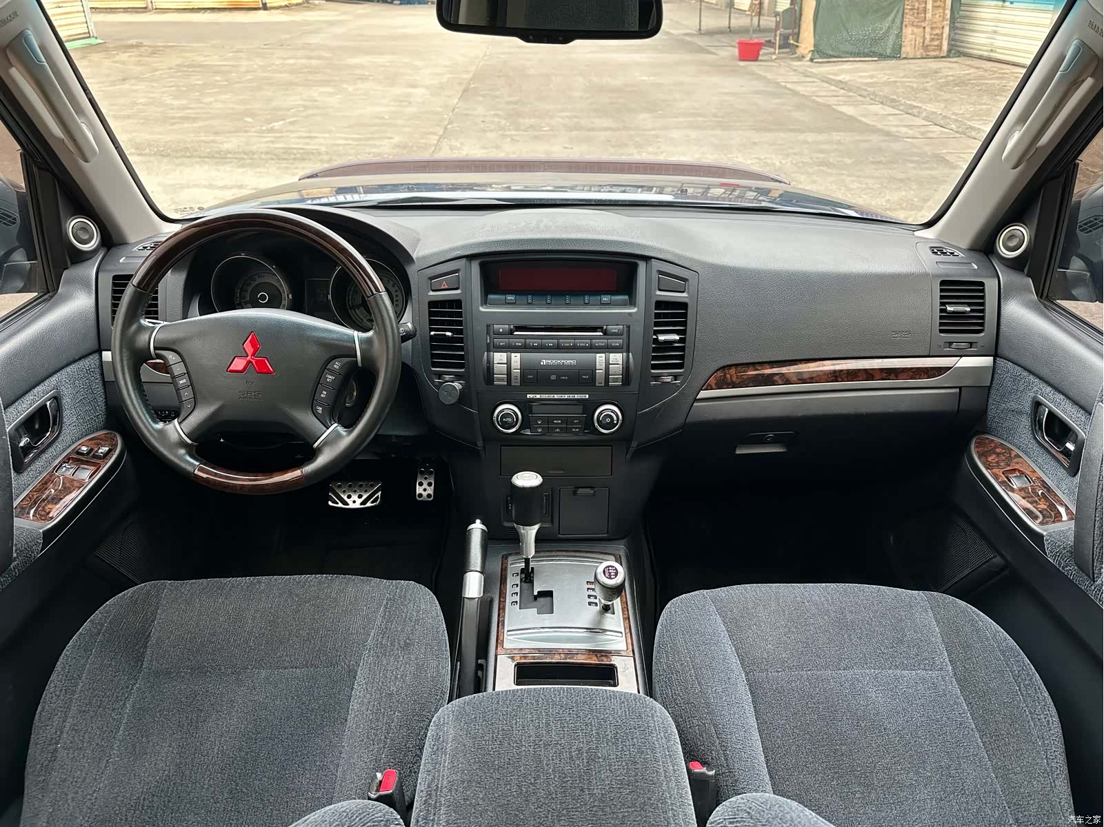 Mitsubishi Pajero, 2009 12
