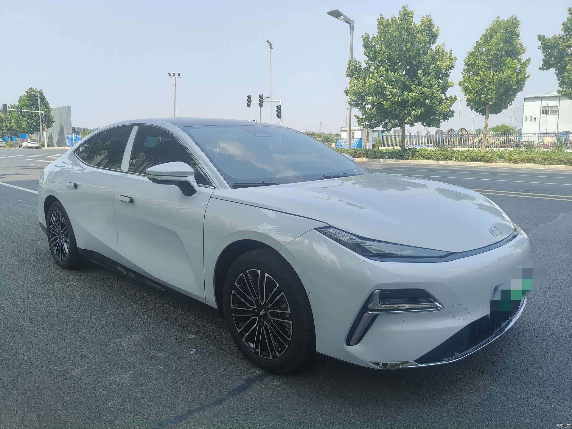 Geely 8, 2025 3