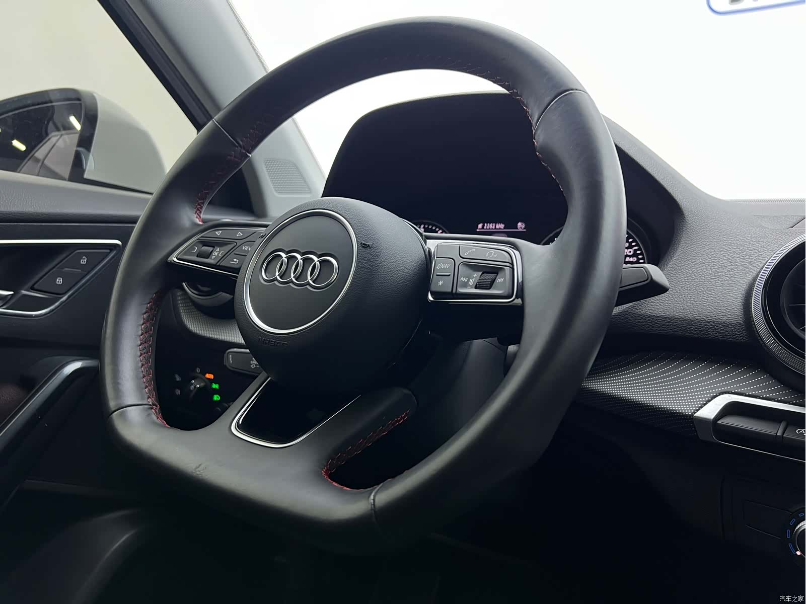 Audi Q2L, 2022 9