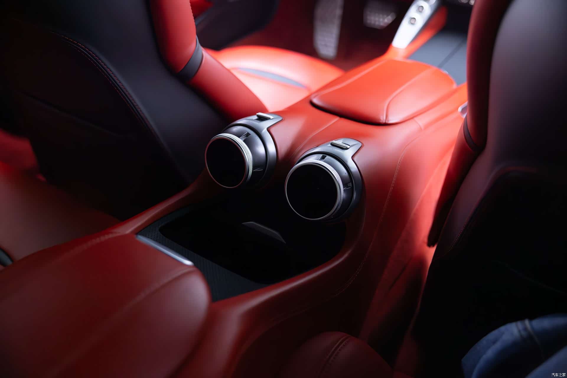 Ferrari GTC4Lus, 2020 19