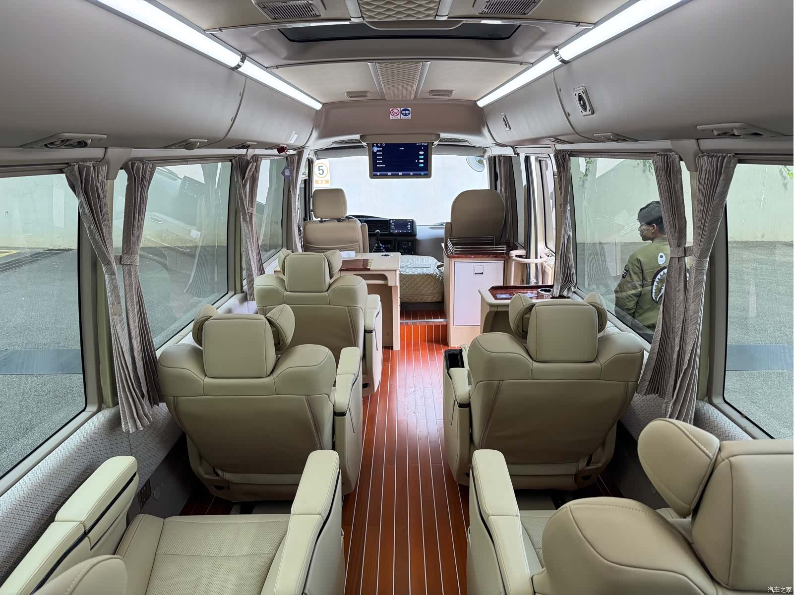 Toyota Coaster, 2023 19