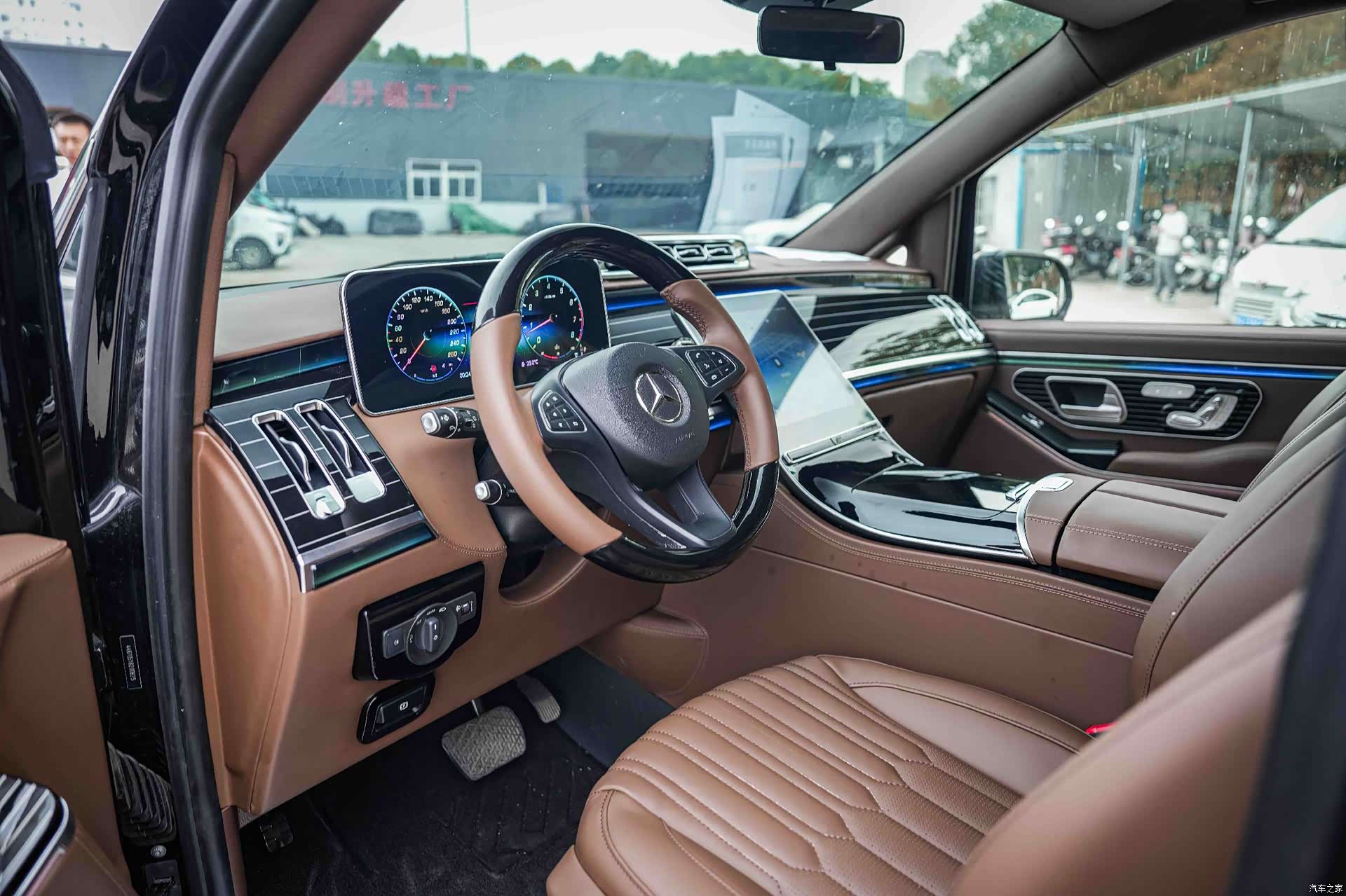 Mercedes-Benz 7, 2023 все фото