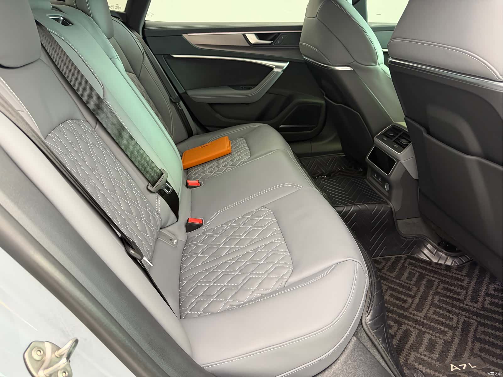 Audi A7L, 2026 12
