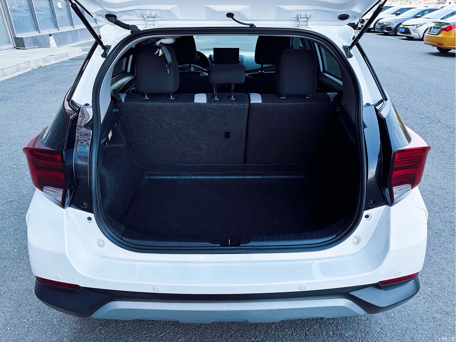Toyota YARiS L, 2022 18