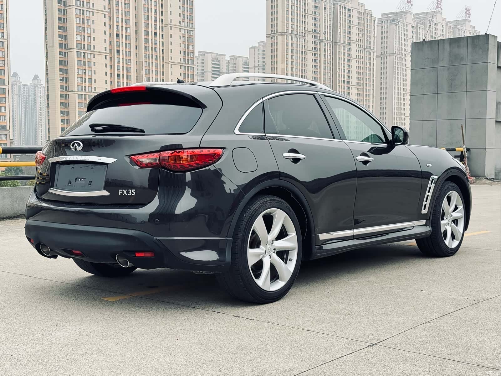 Infiniti FX35, 2011 4