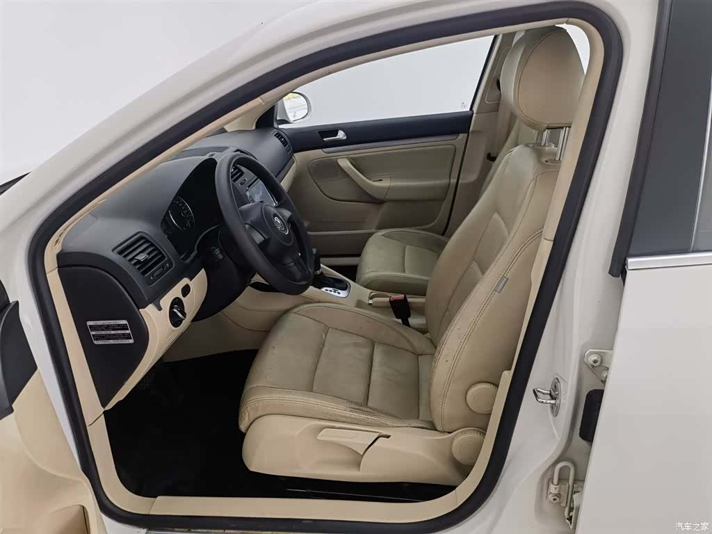Volkswagen Sagitar, 2011 10