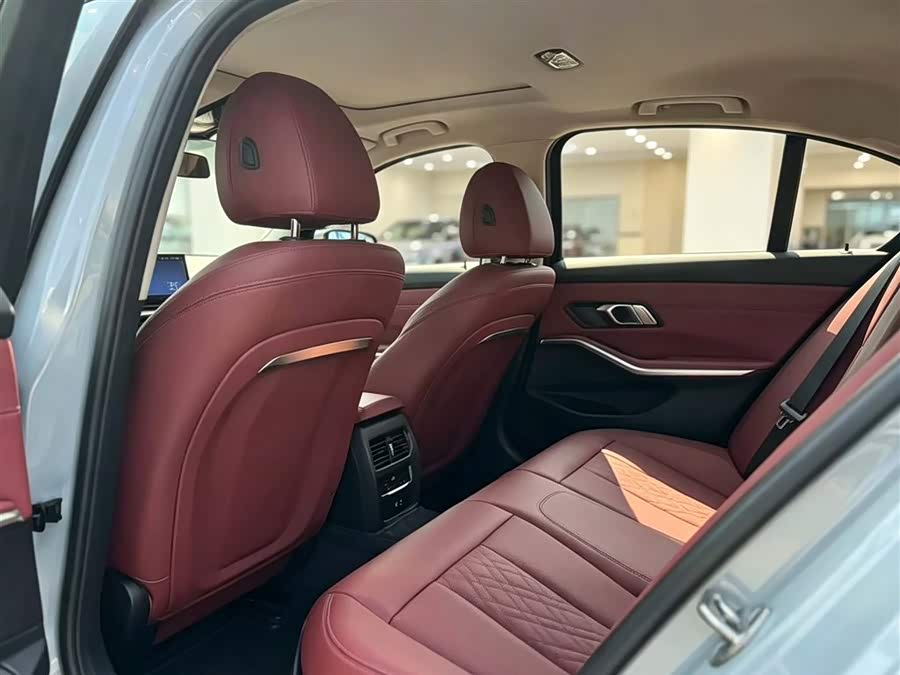 BMW 3 Series 2025, фото 6