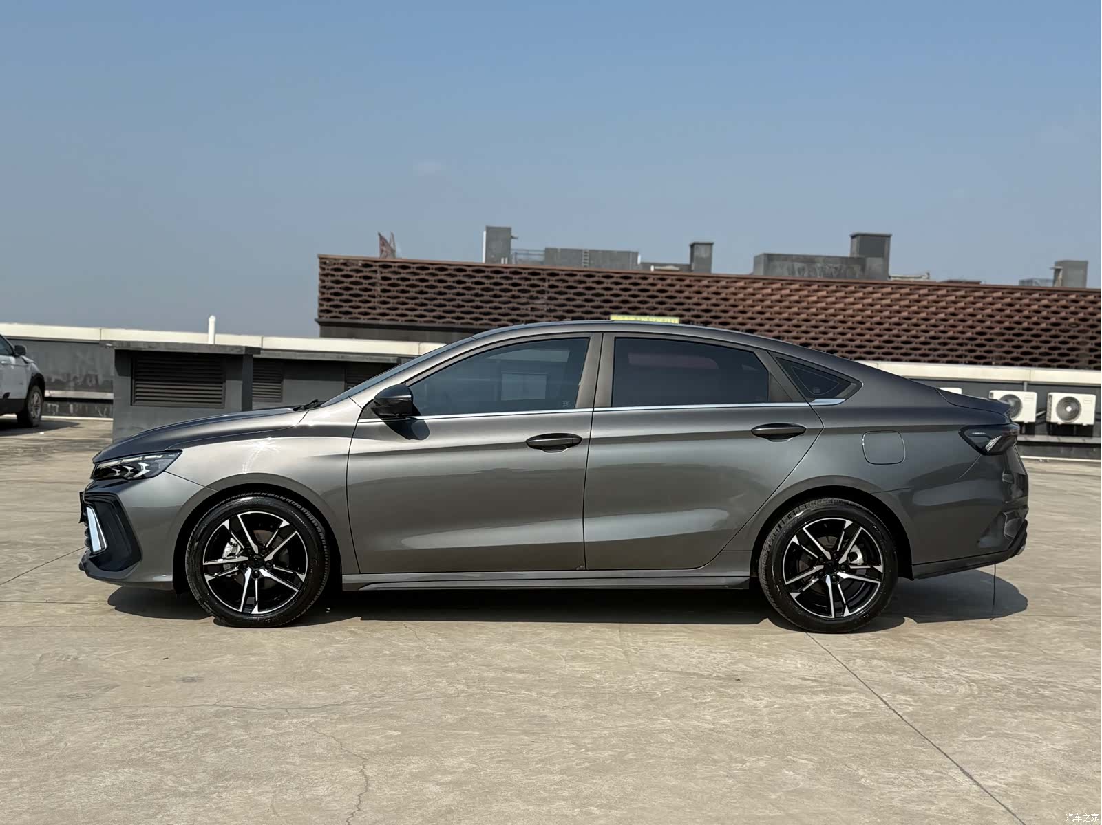 Geely Binray, 2022 17