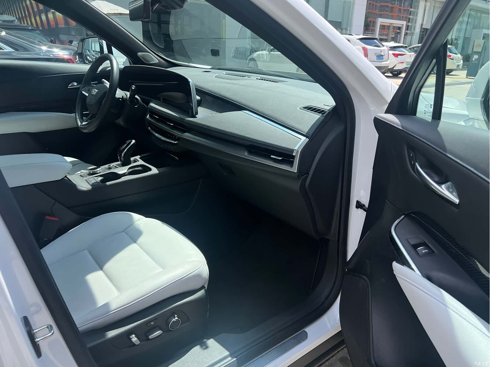 Cadillac XT4, 2025 10